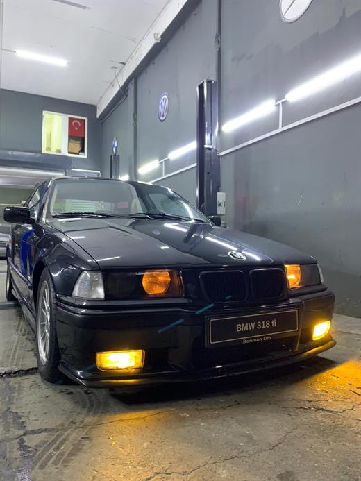 Siyah BMW E36 318ti compact, Milimetrik Garaj lift alanında farları yanık