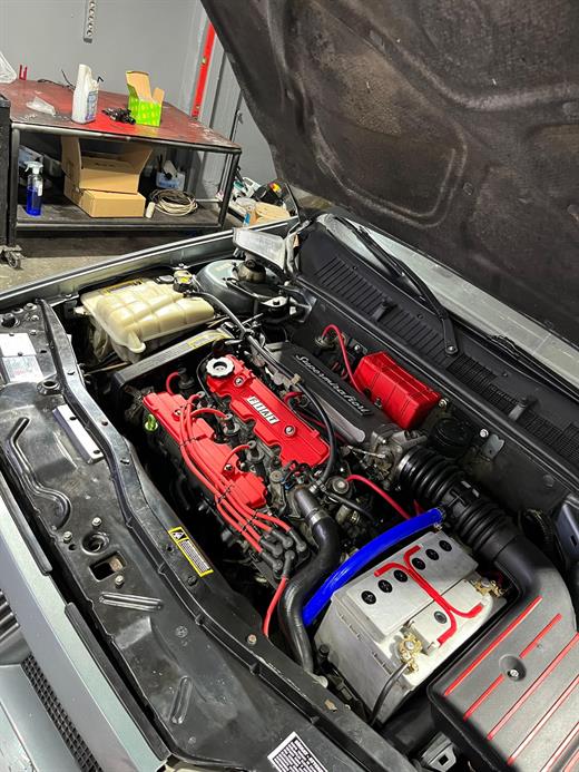 Ford Sierra Cosworth motor bölmesi, kırmızı Cosworth subap kapağı, turbo ve intercooler