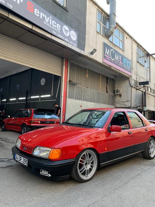 Kırmızı Ford Sierra, Haramidere Sanayi Sitesi’ndeki Milimetrik Garaj önünde