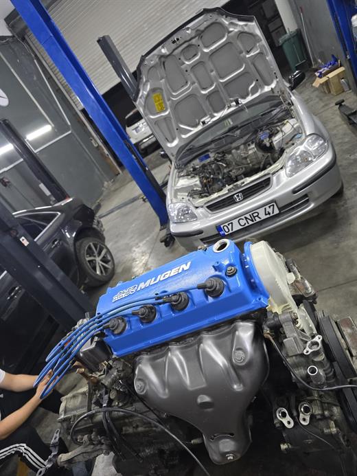 Honda Civic EK kasa arka planda, önde Mugen subap kapaklı B16 motor swap için hazır
