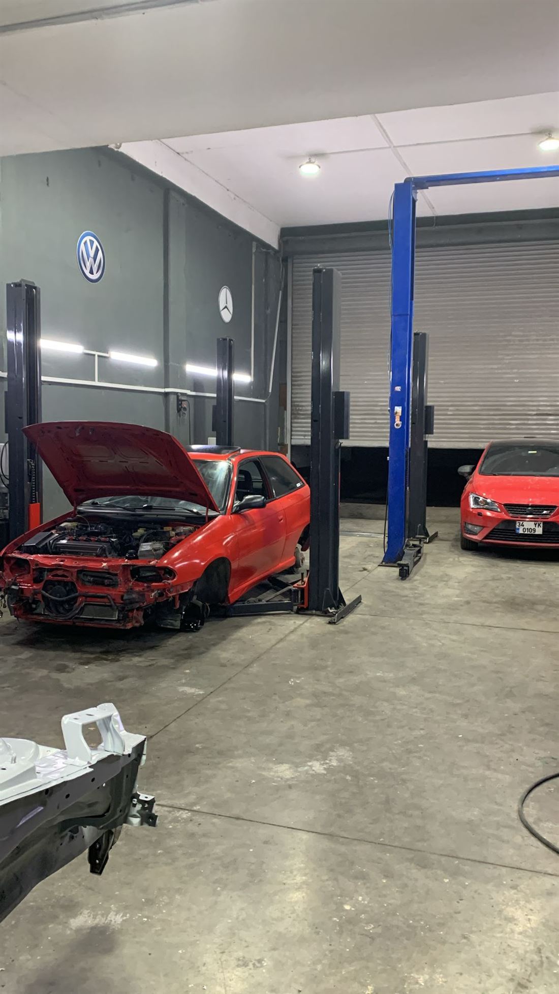 Milimetrik Garaj iç mekân: lift alanında kırmızı Opel Astra GSi üzerinde çalışma