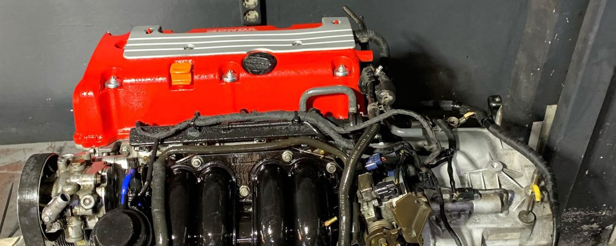 Honda K20 motoru revizyon için sökülmüş, kırmızı Type-R subap kapağı ile