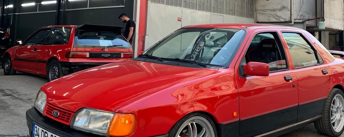 Restorasyonu tamamlanan kırmızı Ford Sierra, Haramidere Sanayi Sitesi’ndeki garajımızın önünde